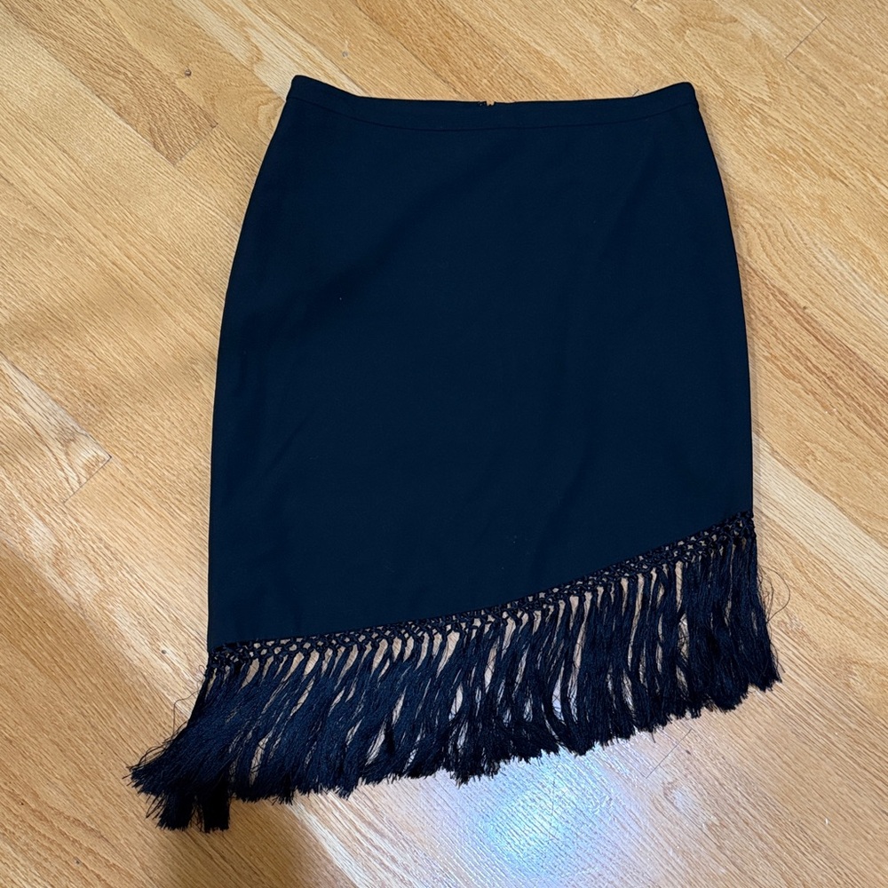 BCBG MaxAzria fringe skirt. Adorable - worn once! Size 6.